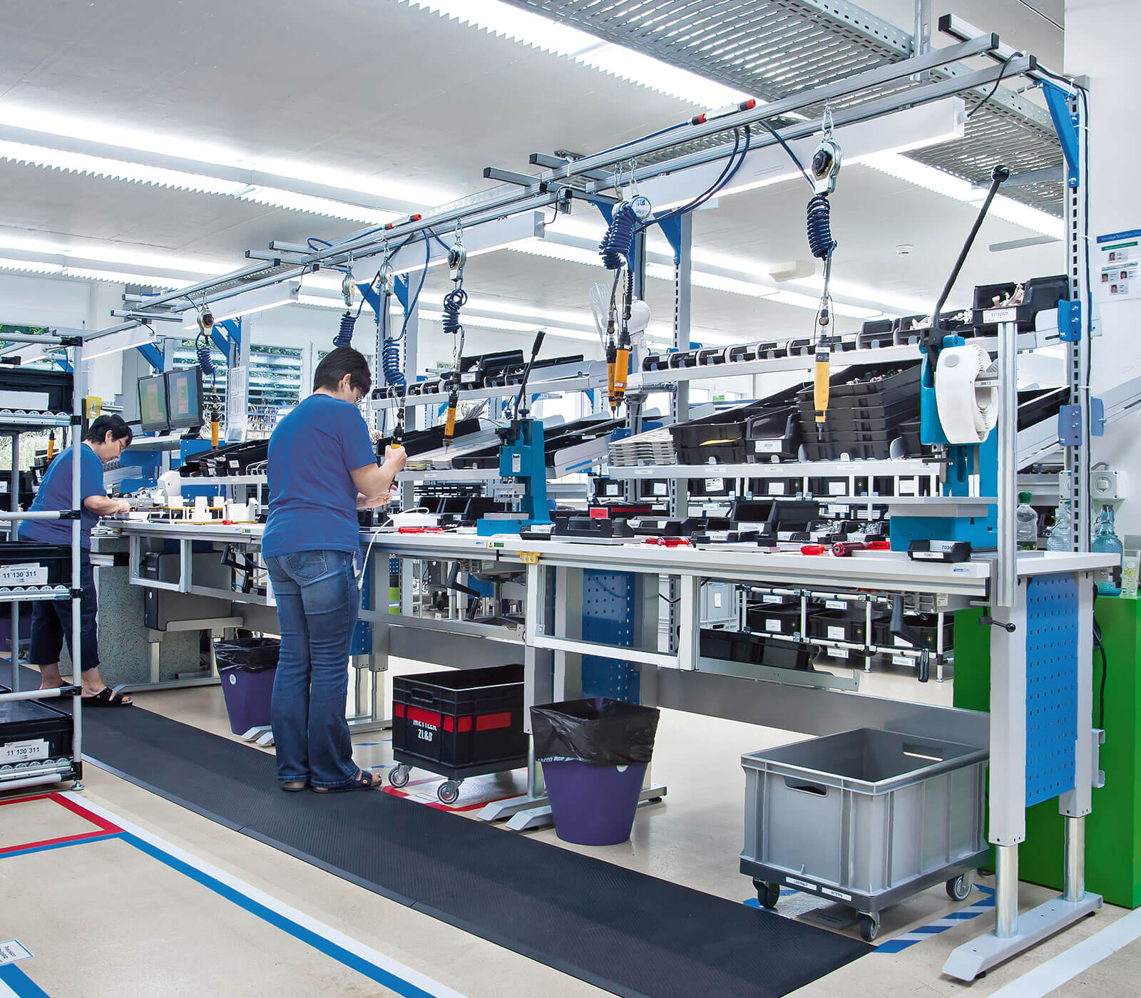 ERGO-line Montagetisch ERGO-Vario Plus mit Materialzuführung