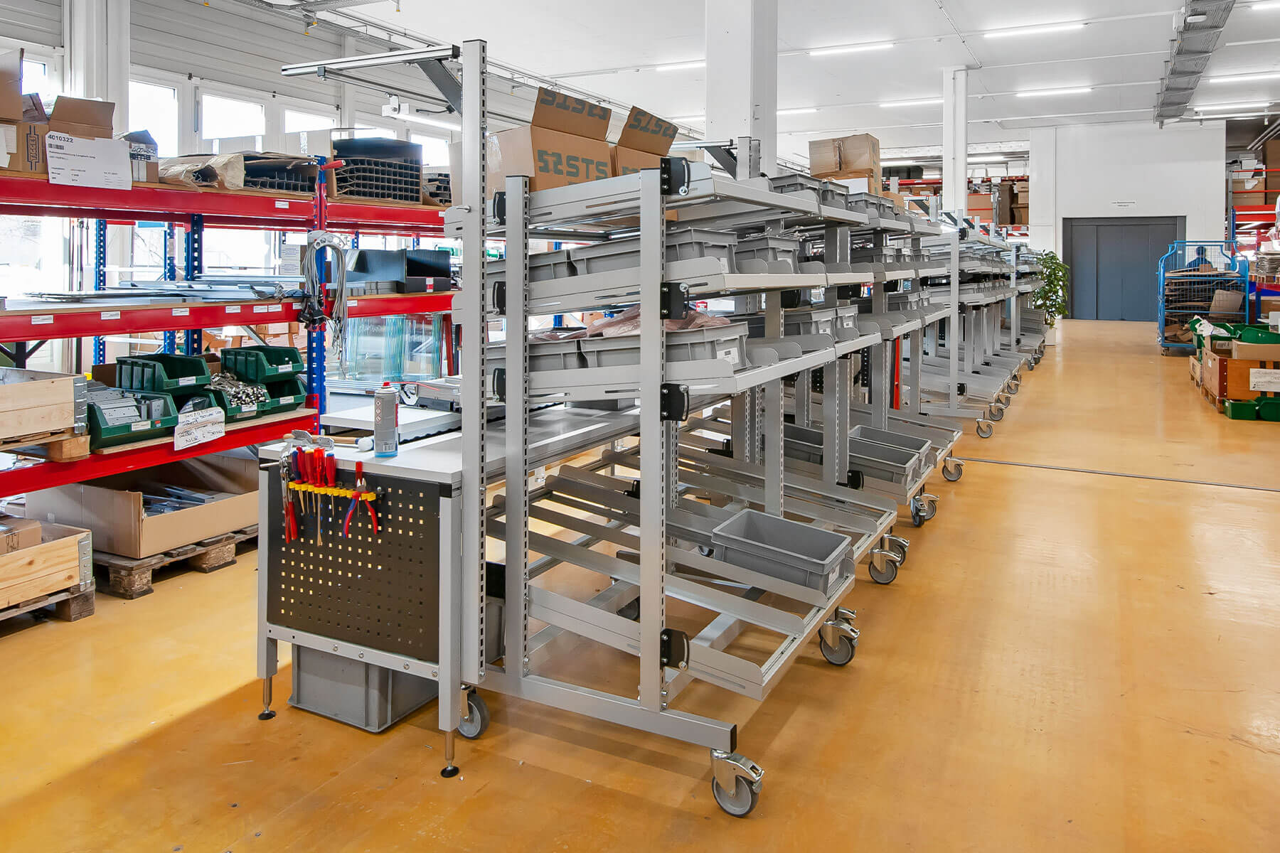 Freistehende Materialzuführung an Montagearbeitsplatz