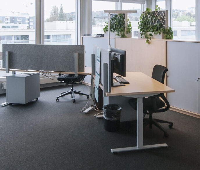 Espace de travail avec armoire à portes coulissantes