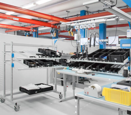 ERGO-line Materialzuführung am Tisch befestigt und an Transportwagen