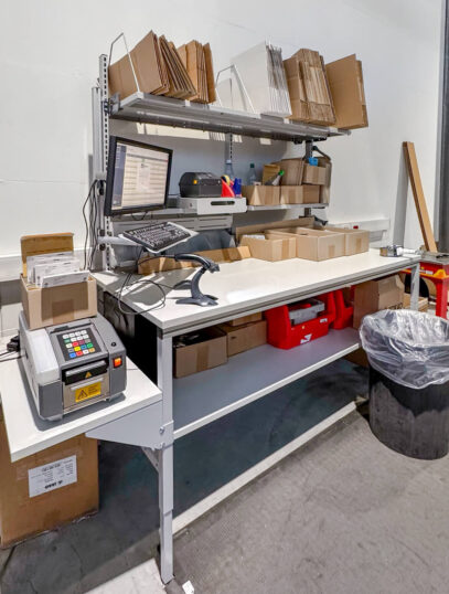 Table d'emballage ERGO-line ERGO-Basic avec magasin à boîtes pliantes et tablettes latérales