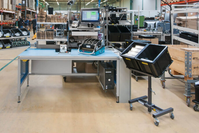 Montageplatz ESD mit Leuchte und Schwenkarm