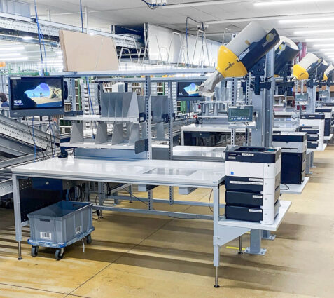 Rangements et superstructures sur les tables d'emballage dans le centre d'expédition