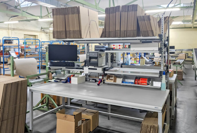 Tische mit Aufbauten und Ablagen für Packerei